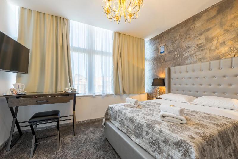Deluxe Luxury Suite image 3
