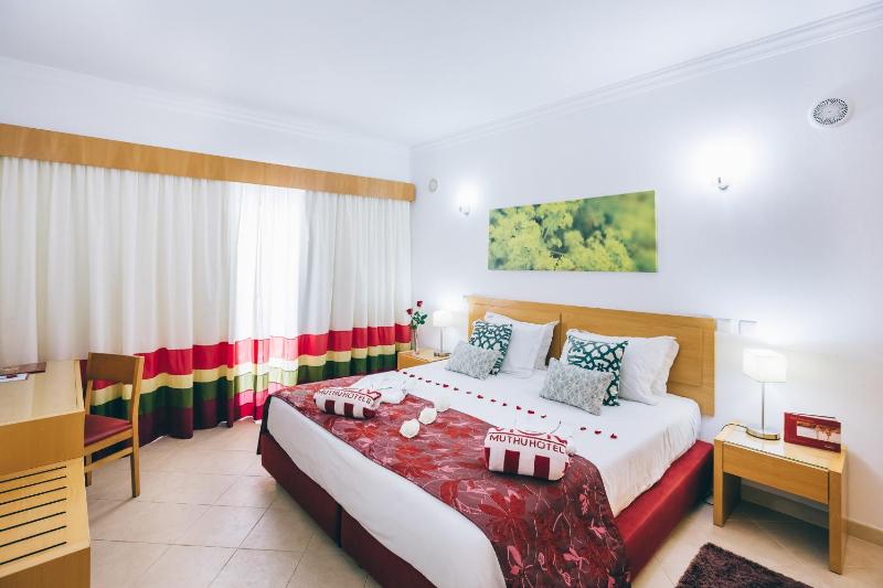 Deluxe One-Bedroom Apartment image 1