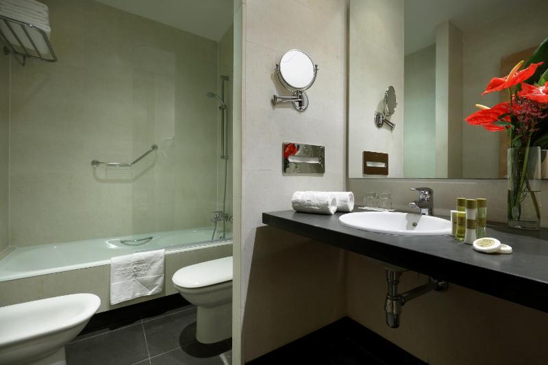 Twin Room with Extra Bed image 3