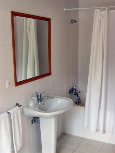 Double or Twin Room image 4