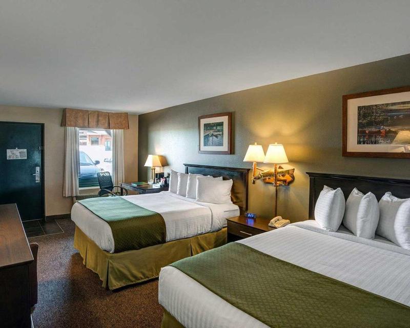 Queen Room with Two Queen Beds image 4