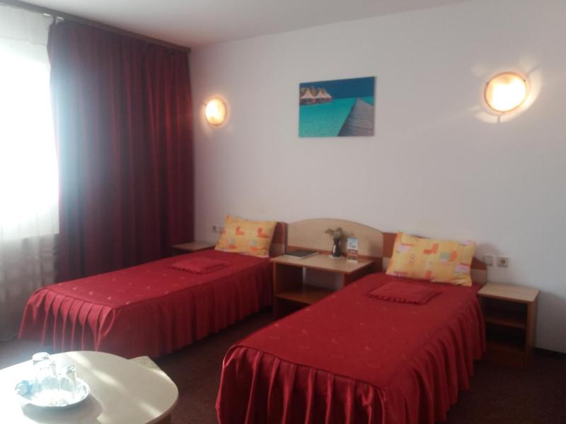Twin Room image 4