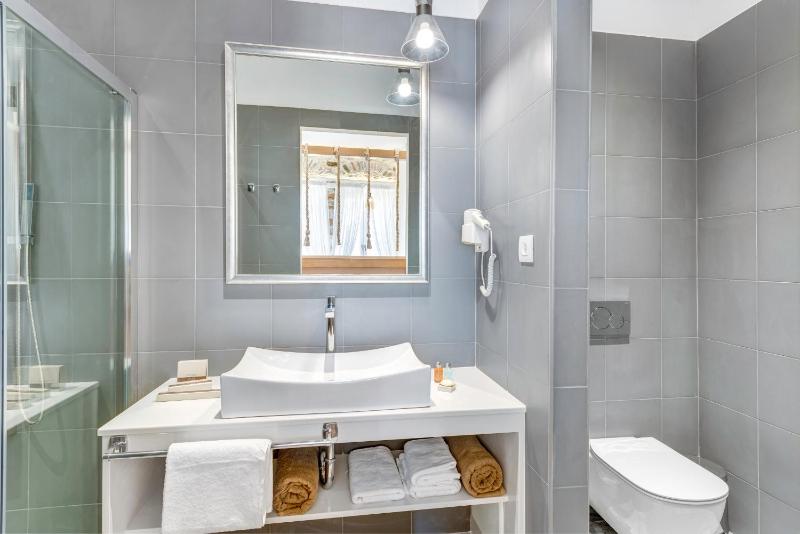 Superior Suite with Balcony and Side Sea View image 4