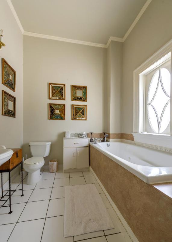 Deluxe King Room image 2