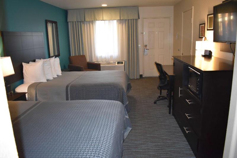 Queen Room with Two Queen Beds - Non-Smoking image 3