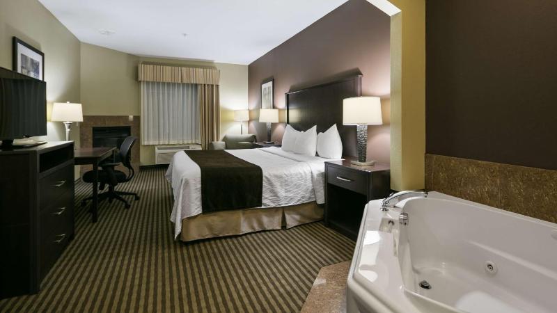 King Suite with Walk-in Shower - Disability Access image 4