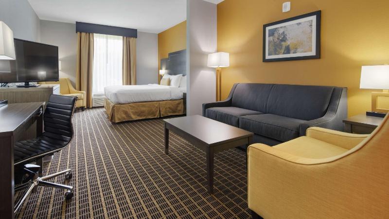 King Suite with Sofa Bed image 4