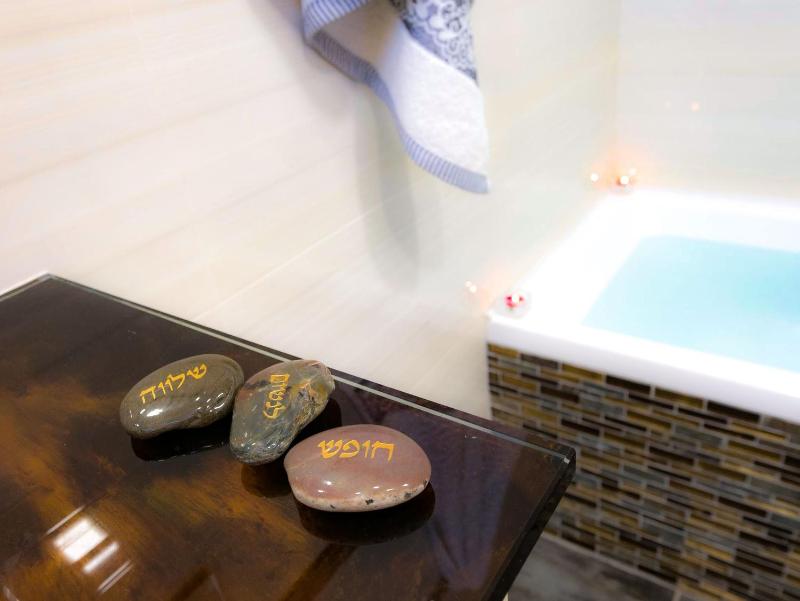 FaRoyal Luxury Suite - image 10