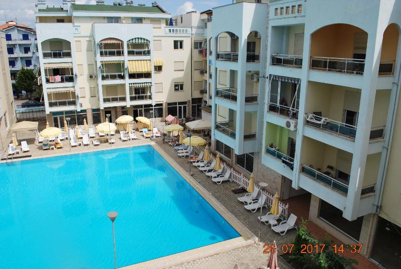 Arbi's Pool View Apartment - image 8