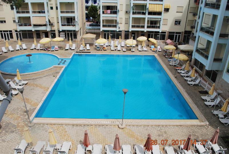 Arbi's Pool View Apartment - image 3
