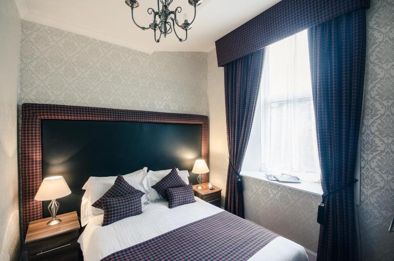 Double Room image 3