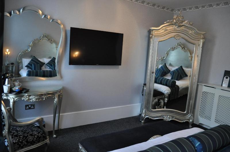 Honeymoon Suite image 4