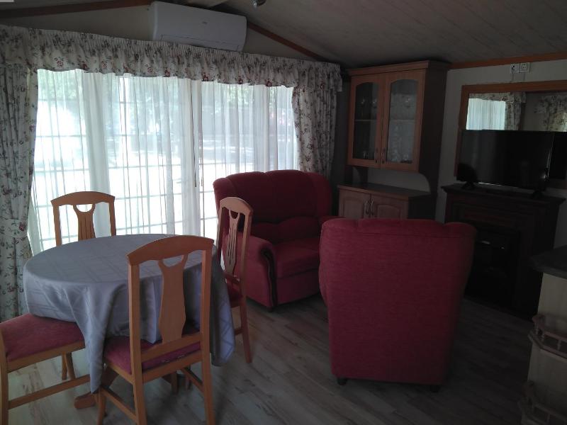 Deluxe Bungalow image 2