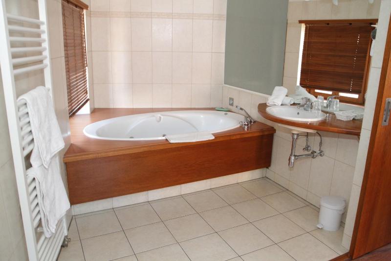 Double Room with Spa Bath image 2