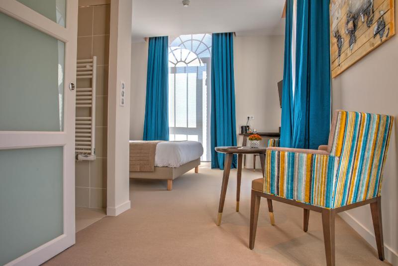 Deluxe Double or Twin Room image 4