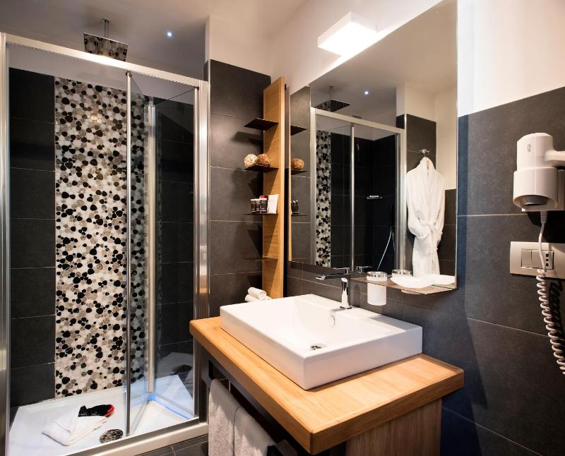 Deluxe Double or Twin Room image 4