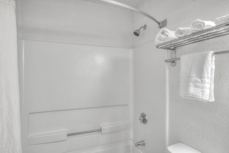 King Room - Non-Smoking image 4