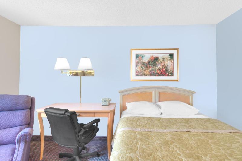 Queen Room - Non-Smoking image 2