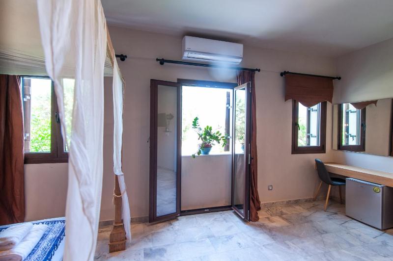 Superior Triple Room with Spa Bath image 2