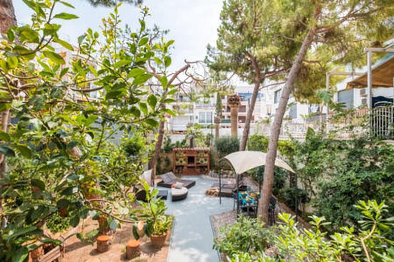 3 bedroom Apartment with private garden on top location Sitges centre beach - image 1