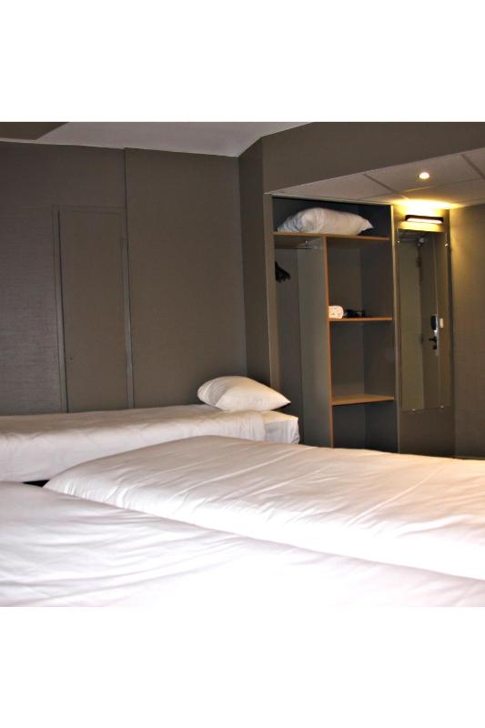 Standard Room With Three Single Beds image 1