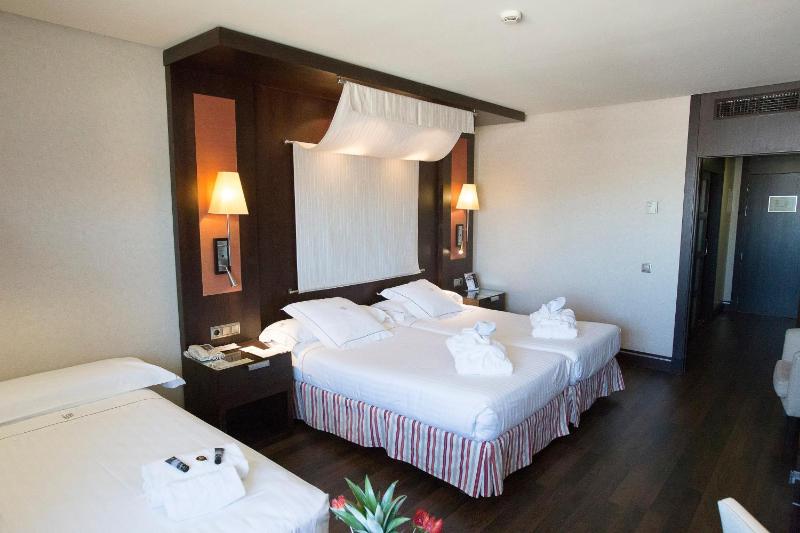 Twin Room with Extra Bed image 4