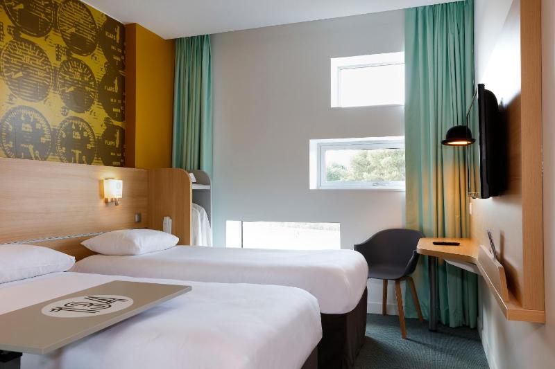 Standard Twin Room image 4