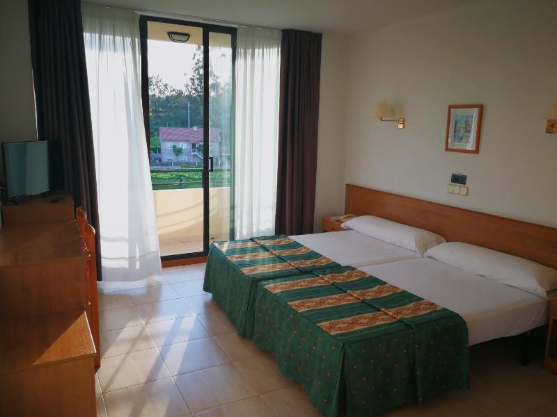 Deluxe Double Room with Balcony image 3