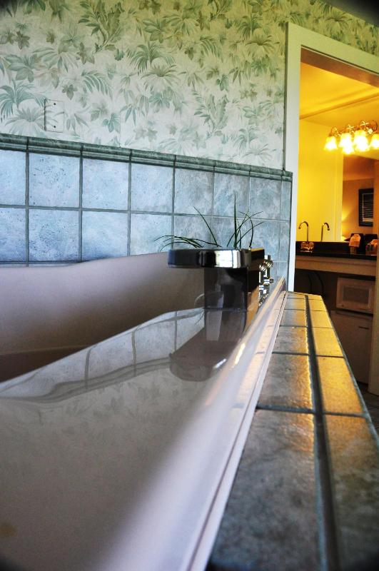 Queen Room with Spa Bath with Sea View image 4