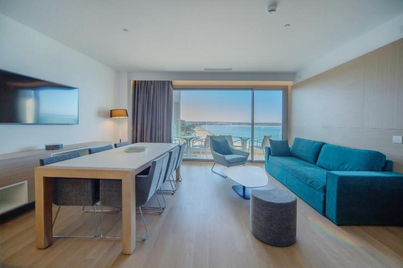 Deluxe Penthouse Apartment with Sea View image 4
