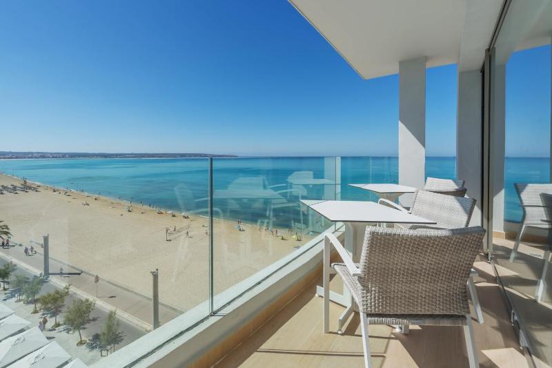 Deluxe Penthouse Apartment with Sea View image 3