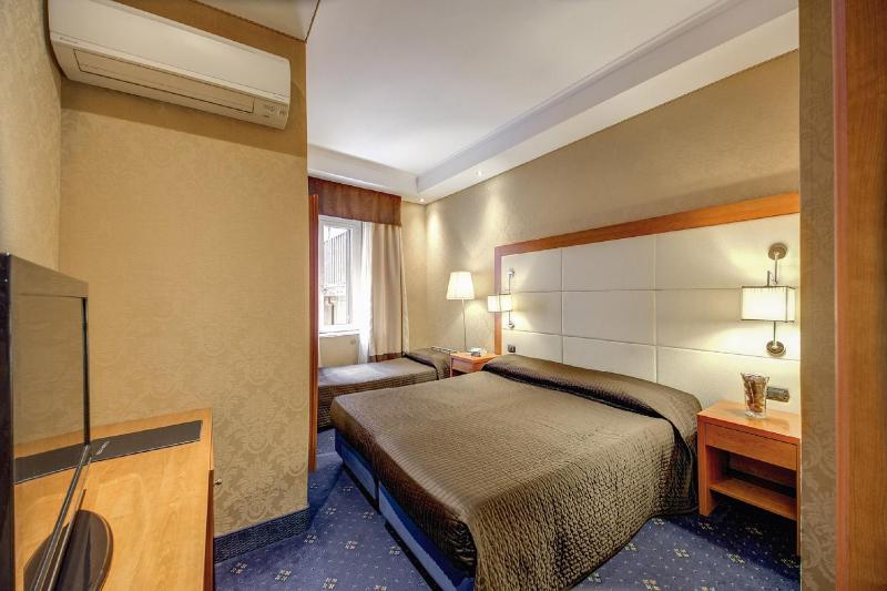 Standard Triple Room image 3