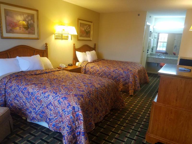 Double Room with Two Double Beds Nonsmoking image 3