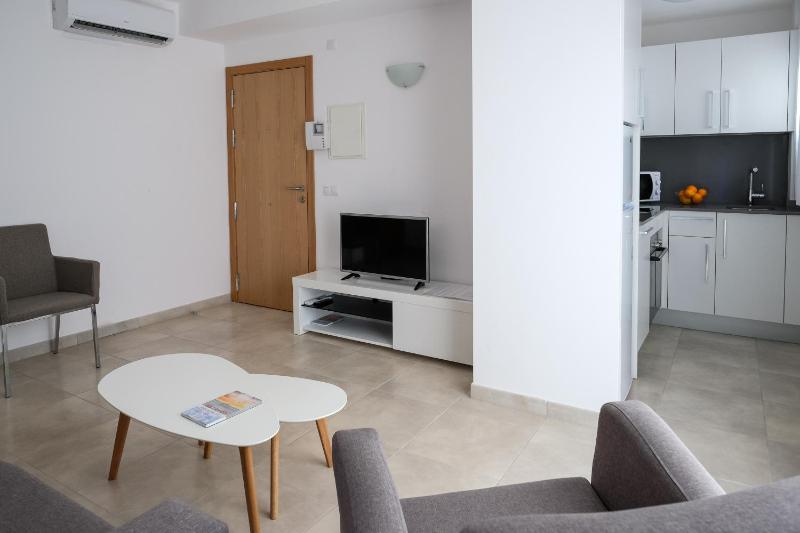 Two-Bedroom Apartment without air conditioner and no heating  image 2