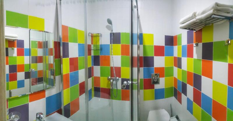 Twin Room with Bathroom image 1