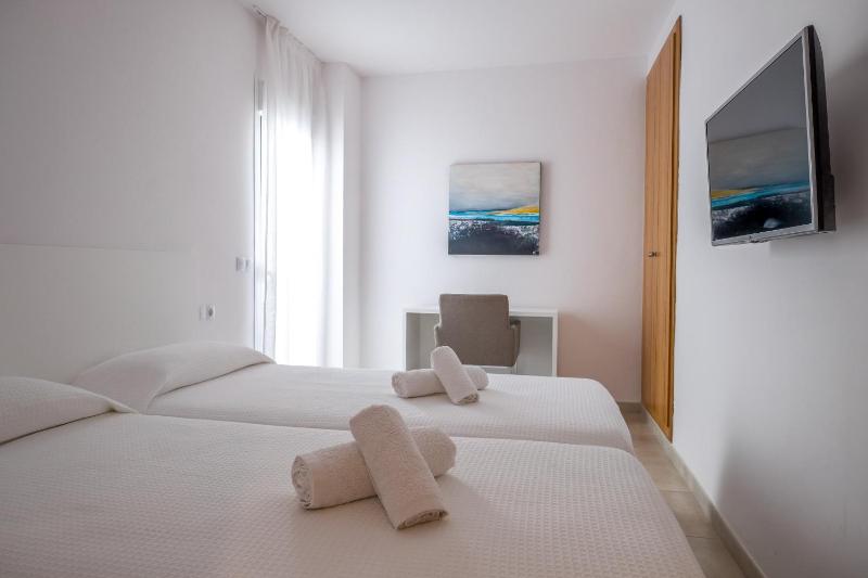 Two-Bedroom Apartment without air conditioner and no heating  image 4