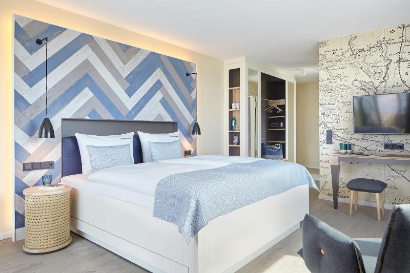 Deluxe Double Room with Sea View image 4