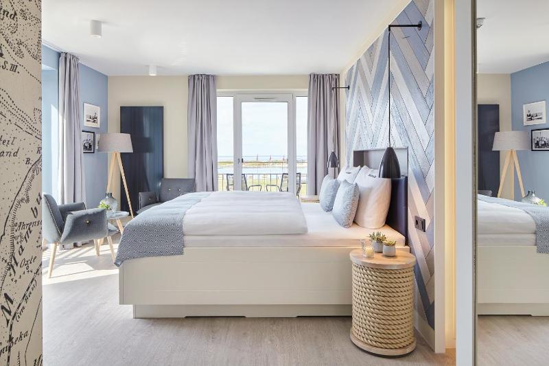 Deluxe Double Room with Sea View image 3