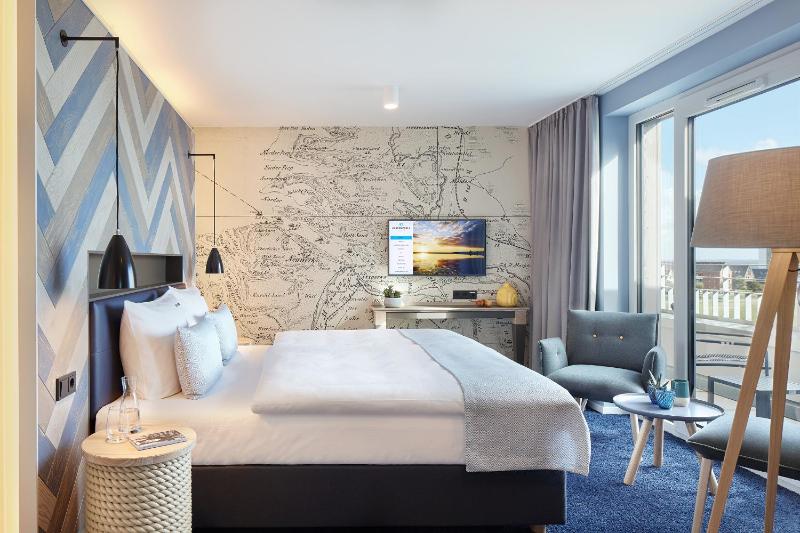Double Room with Sea View image 3
