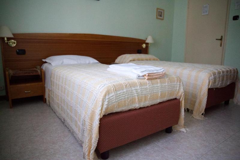 Twin Room image 2