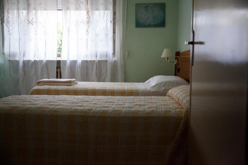 Twin Room image 3