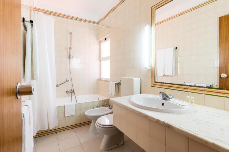 One-Bedroom Apartment with Pool View image 2