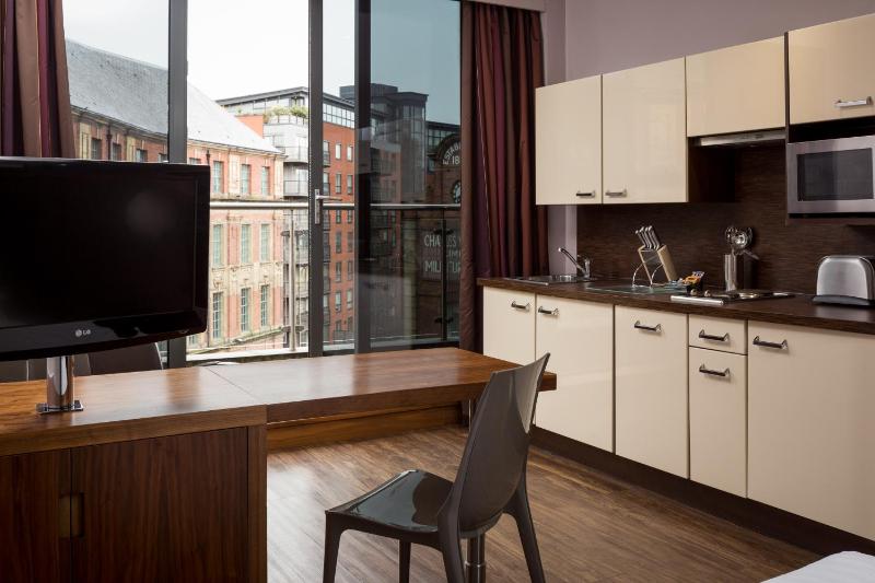 Roomzzz Leeds City - image 8