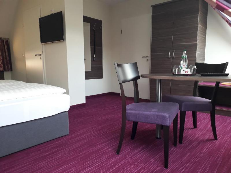 Large Double Room image 3