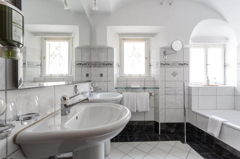 Deluxe Suite image 1