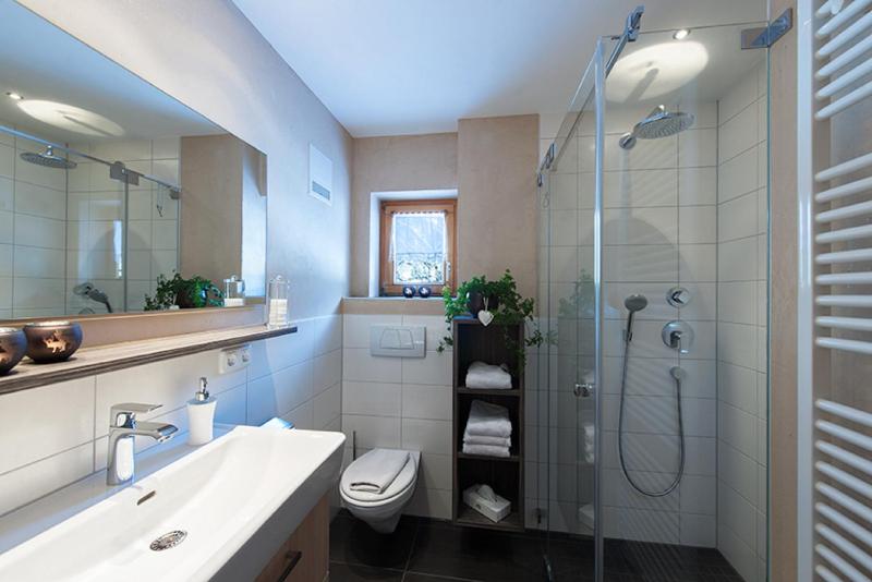 One-Bedroom Apartment with Garden View image 3