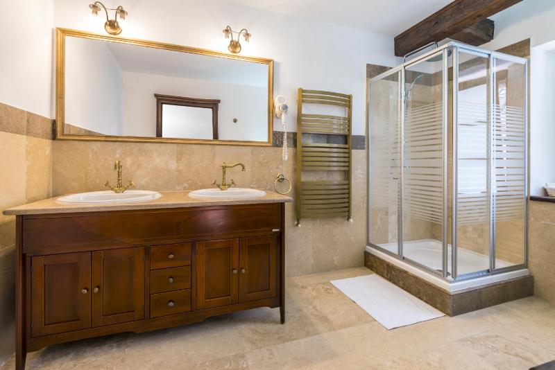 Superior King Room image 3