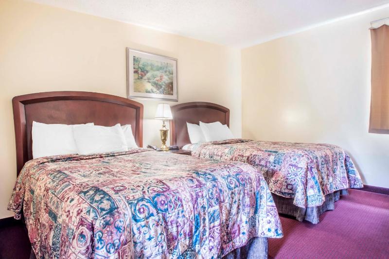 Standard Room with Two Double Beds - Smoking image 4