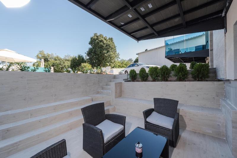 One-Bedroom Apartment with Terrace and Pool View image 3