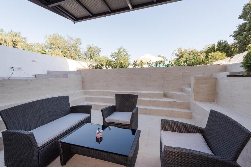 One-Bedroom Apartment with Terrace and Pool View image 4